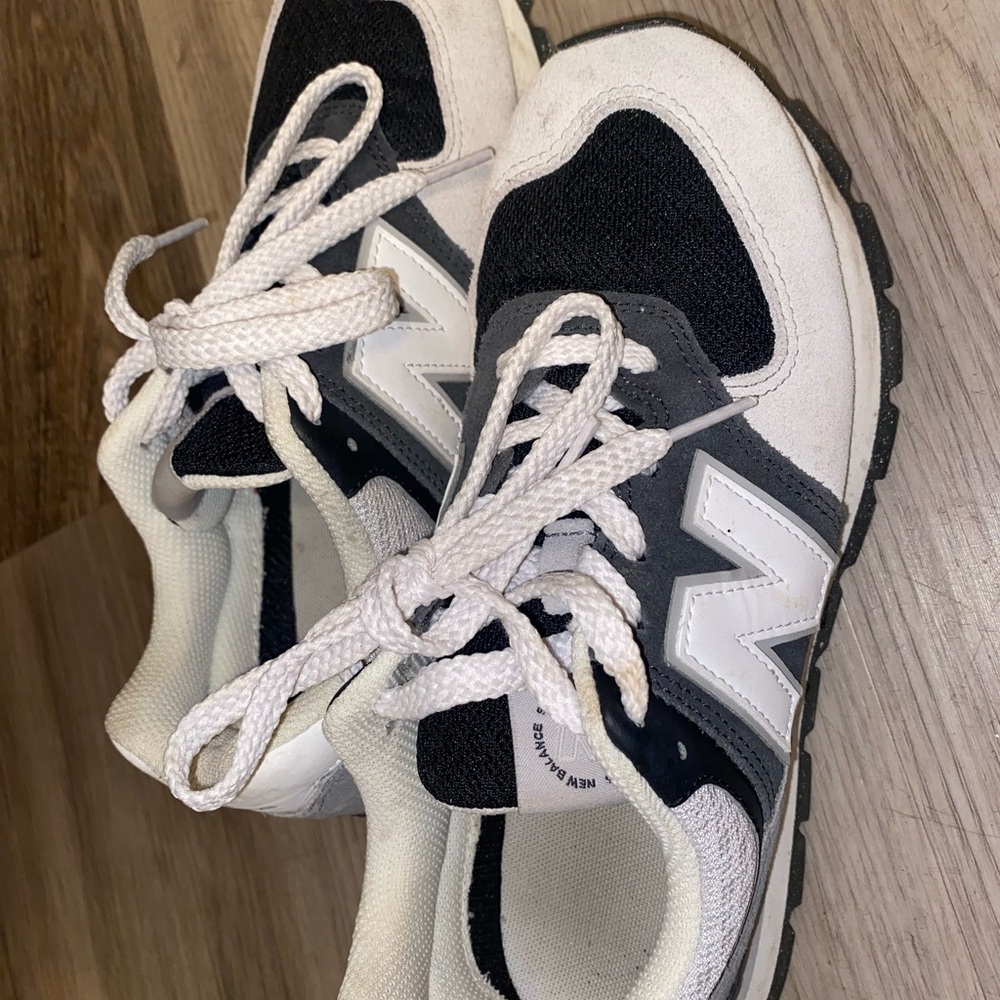 new balance 574
size 5- “big kids” on new balance. fits a size 6.5-7 in womens!